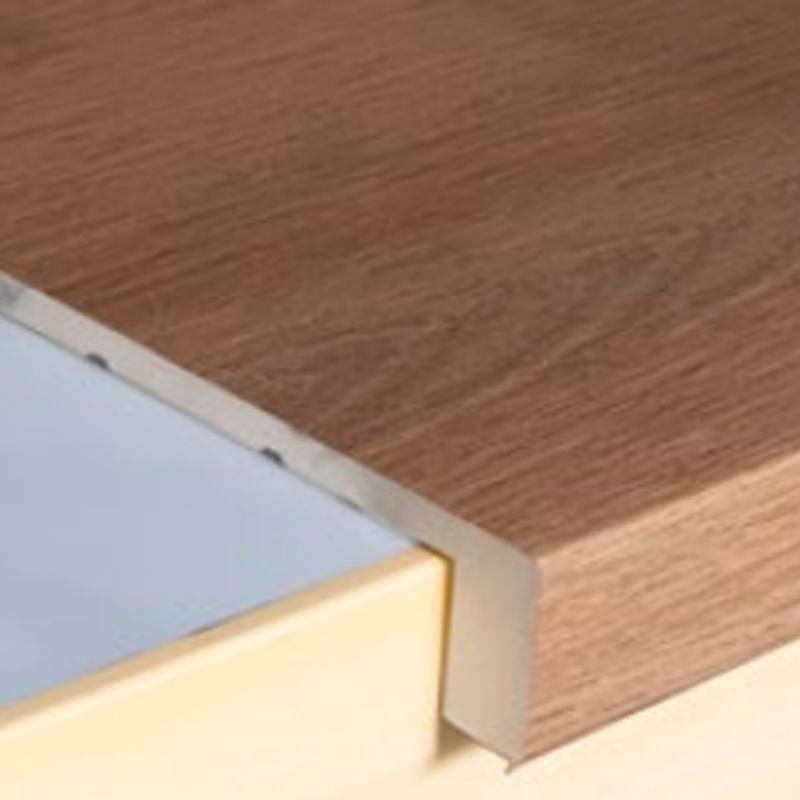 Wasserdichte flache Treppenstufe aus Holz-Kunststoff-Verbundlaminat Wasserdichte flache Treppenstufe aus Holz-Kunststoff-Verbundlaminat