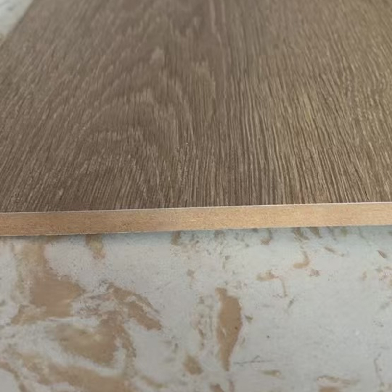 Rutschfeste, kratzfeste, runde Treppenstufe aus Laminat